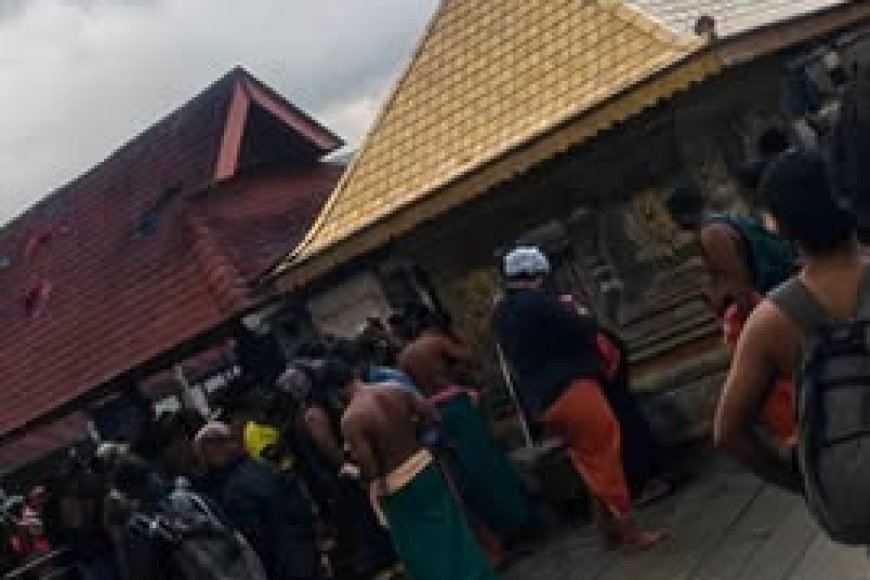 ചിങ്ങമാസ പൂജകൾക്കായി ശബരിമലക്ഷേത്രനട തുറന്നു. സന്നിധാനത്ത് വന്‍ഭക്തജനത്തിരക്ക്.