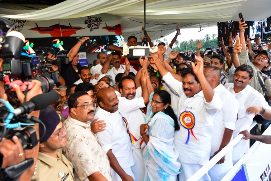 പുന്നമടക്കായലിൽ ചരിത്രമെഴുതി അരോമ.  72-ാമത് നെഹ്റു ‍‍ട്രോഫി വള്ളം കളിയിൽ ജേതാക്കളായി കൊല്ലത്തിന്‍റെ അരോമ ചുണ്ടൻ.