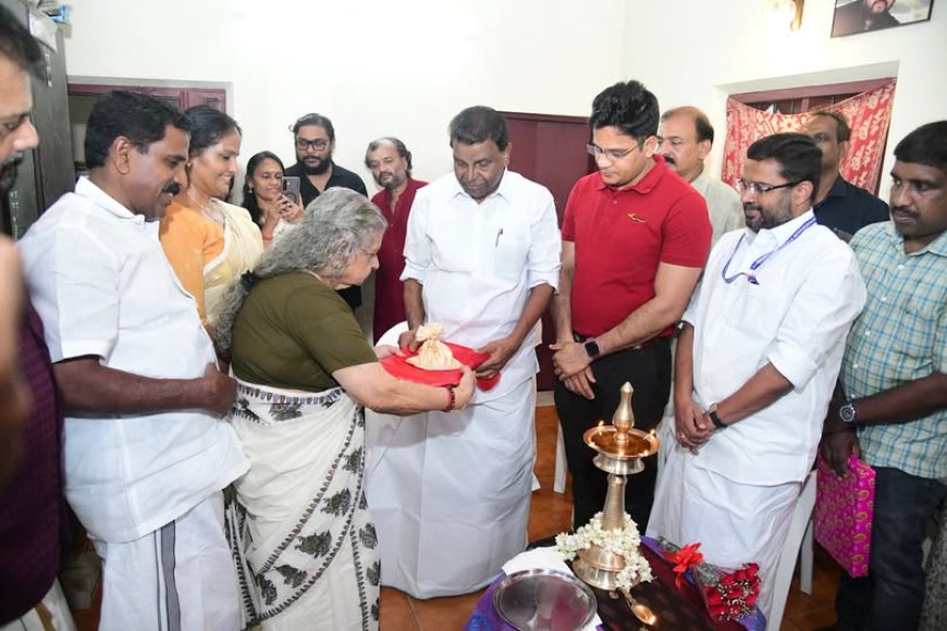 സ്പീക്കര്‍ തിരുവ‍ഞ്ചൂര്‍ രാധാകൃഷ്ണന്‍ ഉത്രാടക്കിഴി കൈമാറി