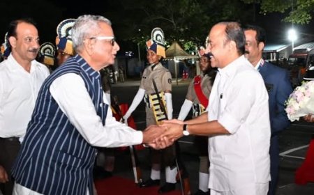 നിയുക്ത കേരള ​ഗവർണർ ഓം പ്രകാശ് മാഥൂറിനെ മുഖ്യമന്ത്രി വി ഡി സതീശൻ   തിരുവനന്തപുരം വിമാനത്താവളത്തിൽ സ്വീകരിച്ചു