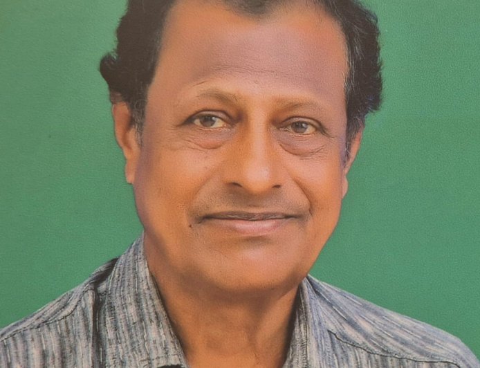 ഡോ. വി. ഗംഗാധരൻ മാസ്റ്ററെ ആദരിക്കുന്നു