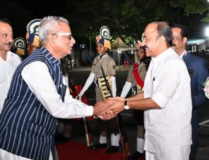 നിയുക്ത കേരള ​ഗവർണർ ഓം പ്രകാശ് മാഥൂറിനെ മുഖ്യമന്ത്രി വി ഡി സതീശൻ   തിരുവനന്തപുരം വിമാനത്താവളത്തിൽ സ്വീകരിച്ചു